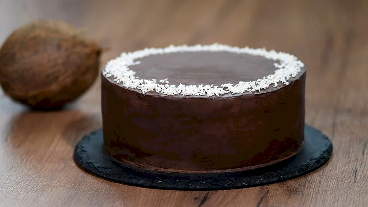 Украшение шоколадного торта кокосовой стружкой