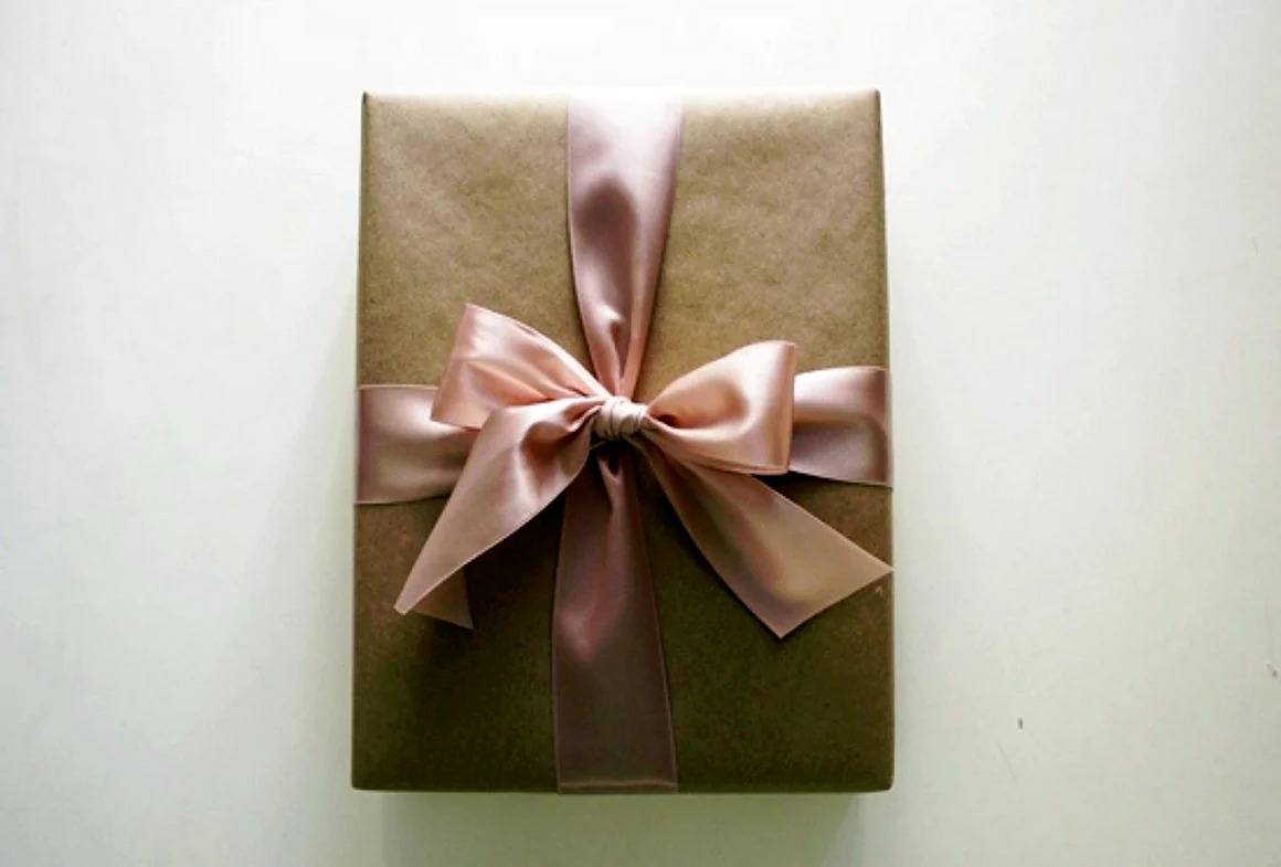 Упаковка подарка в крафт бумагу